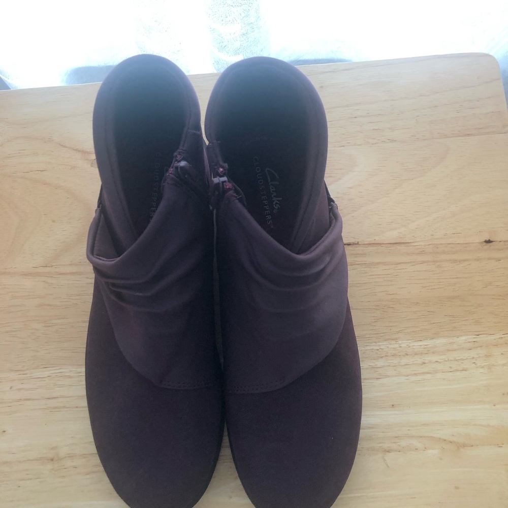 NWOT Clarks Cloudsteppers Purple Burgundy Breeze Dusk Booties Boots Size 9 - Picture 2 of 14